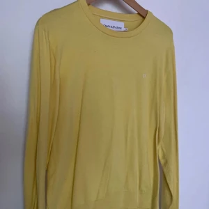 Gul Calvin Klein Jeans storlek M - Cool gul bomullströja från Calvin Klein Jeans för herr sparsamt använd