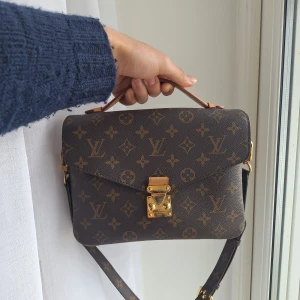 Métis pochette Louis Vuitton - Bra skick, säljs då den inte används längre och behöver pengarna till annat, därav billiga priset. 