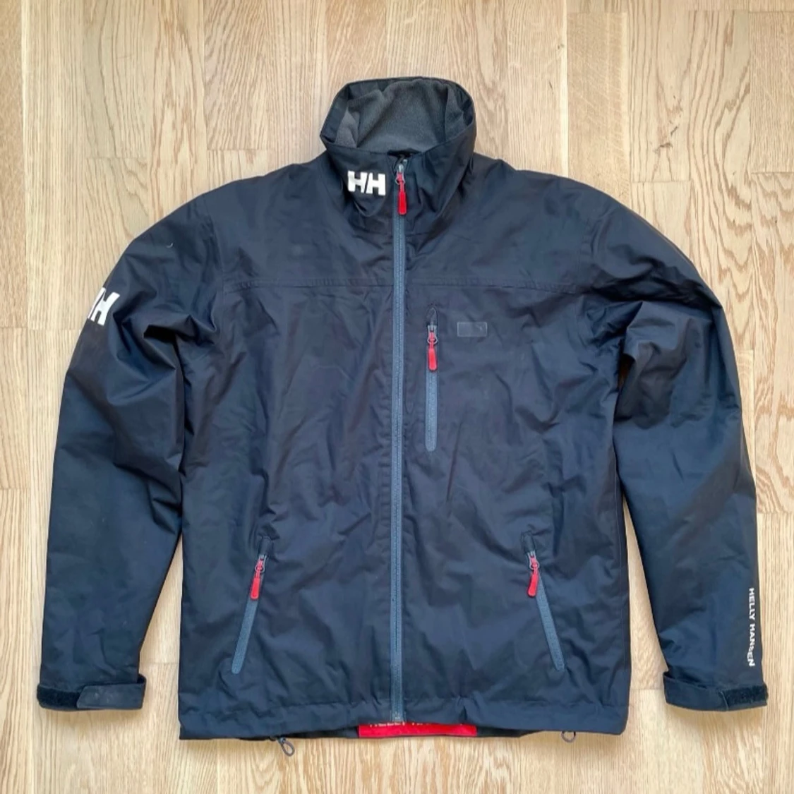 Svart vindjacka från Helly Hansen