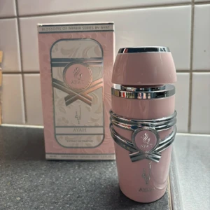 Ayat Ayah parfym 100ml - Ayat ayah parfym 100ml.  Toppnoter: drugg, äpple, apelsinblomma, mandarin och orkidé  Hjärtanteckning: pulveriserad iris, rörformig, JASMIN, SAMBAC, brunt socker, mandel och heliotrop  Basnot: VANIL, AMBROXAN, SVART COCO X OCH Santalträ  Nypris 336kr