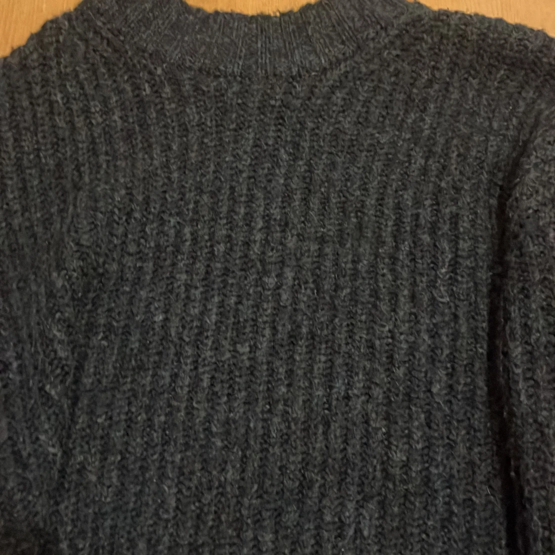 Säljer än mörk blå/ grå stickad tröja - 1