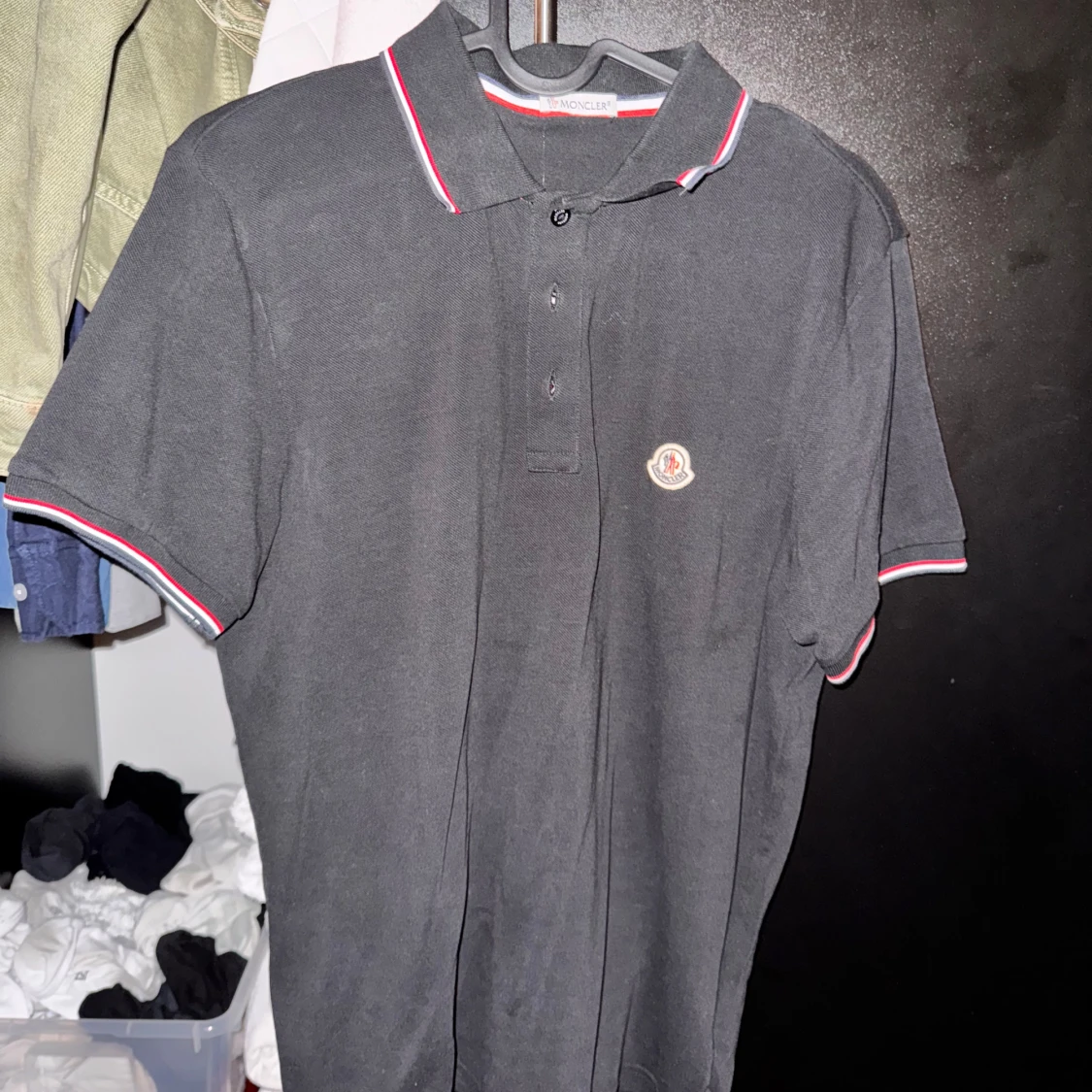 Svart pikétröja från Moncler