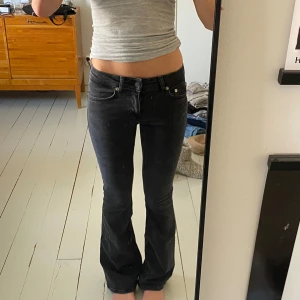Lågmidjade jeans - Lågmidjade bootcut jeans från lager 157. Modell: Low boot. Jag är 165cm.