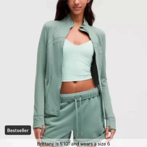 Define jacket  - Säljer min define jacket från lululemon. Storlek 0, just denna färg finns inte att köpa för tillfälligt. Använt ca 2 gånger. Köptes för 1280kr och säljer för 1100kr.