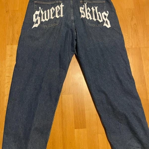 Sweet sktbs jeans - Säljer ett par skit feta jeans från sweet sktbs. Byxorna är väldigt baggy på mig som är 191cm. Inge defekter eller problem. Säg till om du har frågor🙏🙏