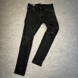 Svarta slim fit jeans från Jack & Jones - Tjo! Säljer ett par svart Jack & Jones jeans. De har inte används av mig och är i fint skick. Har du frågor är det bara att ställa!
