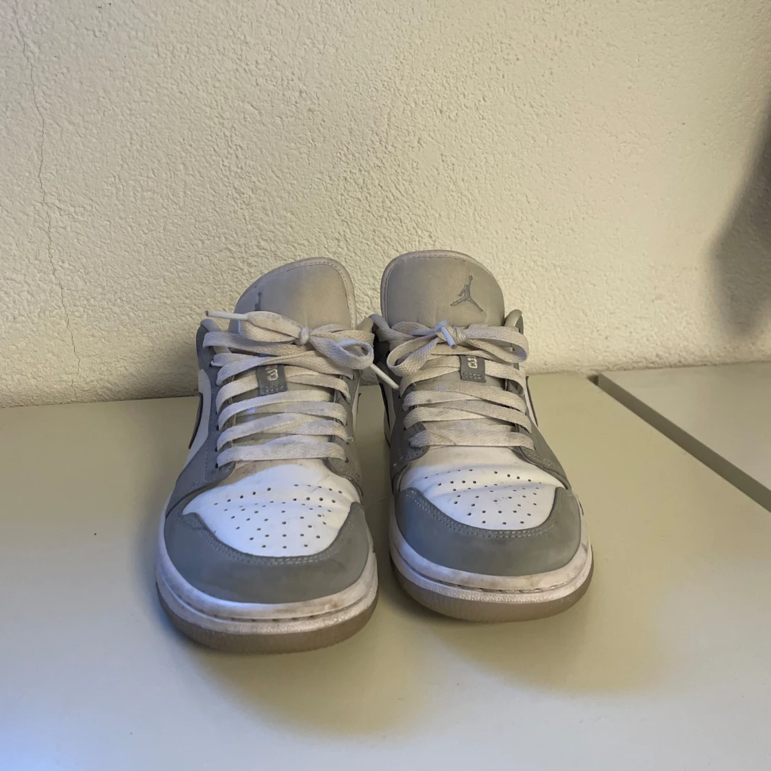 Grå och vita Nike Air Jordans - 2