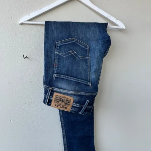 Replay ambass - Snygga blå jeans från Replay i modellen Anbass. De har en cool tvättad look. Perfekta för våren och lätta att matcha. är du sugen på ett par feta jeans tveka inte att höra av dig🍾!