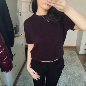Söt stickad  top  - Jätte fin stickad  topp som är vin röd 💕 aldrig använd mjuk och mysig 🙌🏽 