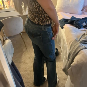 Jeans med fickor - Säljer ett par supersnygga lågmidjade jeans ifrån HM🥰🥰 super fina fickor, använt fåtal gånger och inga defekter