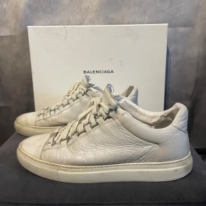 Balenciaga arena low - Snygga Balenciagas i storlek 42 (men passar större) kommer med låda, dustbag och extra snören. Har lagningar i häl men känns fortfarande som nya.
