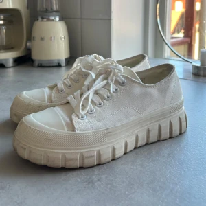 Vita sneakers - Likande eytys skor. Fina vita tygskor med gummisula. Liknar mycket eytys odessa skor. Från märket Duffy. Storlek 38.