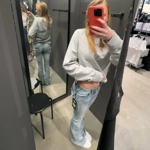 Ljusblå bootcut jeans - True religion jeans, lågmidjade. Nästan oanvända och super skick💕 nypris 1799. Modell är Becca!
