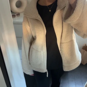 Beige teddyjacka  - Populär beige teddyjacka från h&m, perfekt till våren!! Jag är 167cm och jackan är i strl L 💖