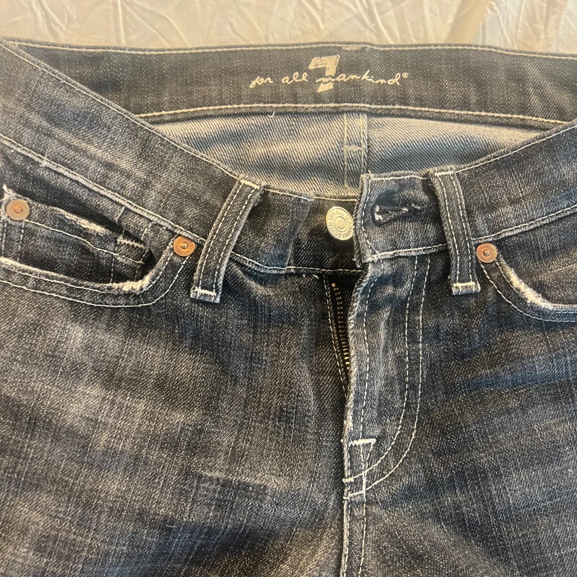 Mörkgrå jeans från 7 for All Mankind - 1