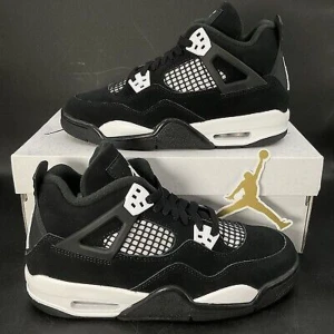 Jordan 4  - Snygga svarta Nike Air Jordans med vita detaljer och snörning. Skorna har en ikonisk design med nätmönster på sidorna och en bekväm sula. Perfekta för dig som vill ha stil och komfort i ett.
