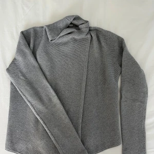 Grå stickad polotröja från Åhléns  - Säljer en grå stickad polotröja från Åhlens. Köpt för längesen för typ 800 kr! Bra skick! 