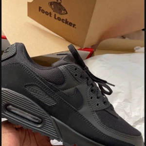 Air Max 90 svart - Og verisionen på air Max 90, köpta på Nikes hemsida för 1900kr. Storlek 42,5