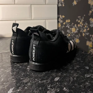 Adidas gym skor  - Adidas gym skor (lyftar skor) , svarta. Storlek 42