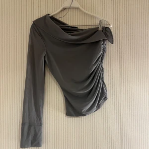 Grå offshoulder topp - Jätte snygg one shoulder topp från Zara❤️bara använd en gång