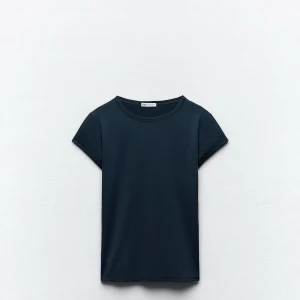 Mörkblå t-shirt från Zara - T - shirt i polymid från Zara. Storlek M (S,M,L). Köptes för 129 kr och säljer den för 50 kr. Ej använd och inga defekter 