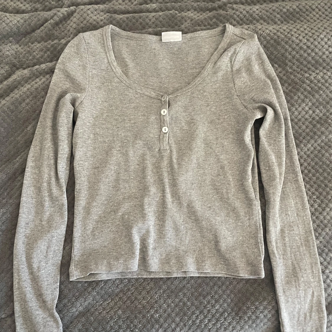 Grå ribbad tröja från Vera Moda