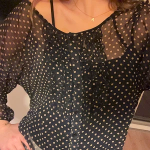 Prickig blus  - Svart genomskinlig blus med bruna prickar, strl S från Zoul🖤