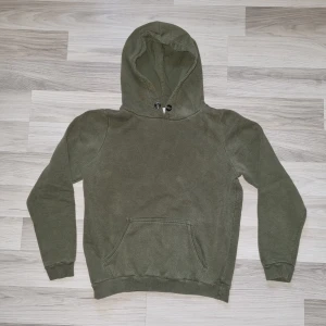 Olivgrön hoodie från Stories - Säljer en olivgrön hoodie från Stories i storlek S. Den har en klassisk känguruficka och huva. Perfekt för en avslappnad stil.