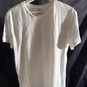 Polo T-shirt  - Tjena! Säljer nu denna polo T-shirten i strl XL ! Märket sitter nere i hörnet!Den är i bra skick 8/10, en liten fläck som för odlingen går bort i tvätten! Om ni har några frågor eller funderingar så är det bara att höra av sig!😁
