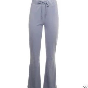 Ljusblå mjukisbyxor med snörning - Säljer ett par ljusblå mjukisbyxor i mjukt material. Byxorna har en bekväm passform med snörning i midjan och vida ben. Perfekta för en avslappnad stil.