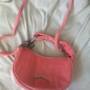 Juicy Couture väska  - Säljer en rosa juicy couture väska som inte kommer till användning. Fint skick men har en liten fläck på axelbandet. Skriv för fler frågor ❤️