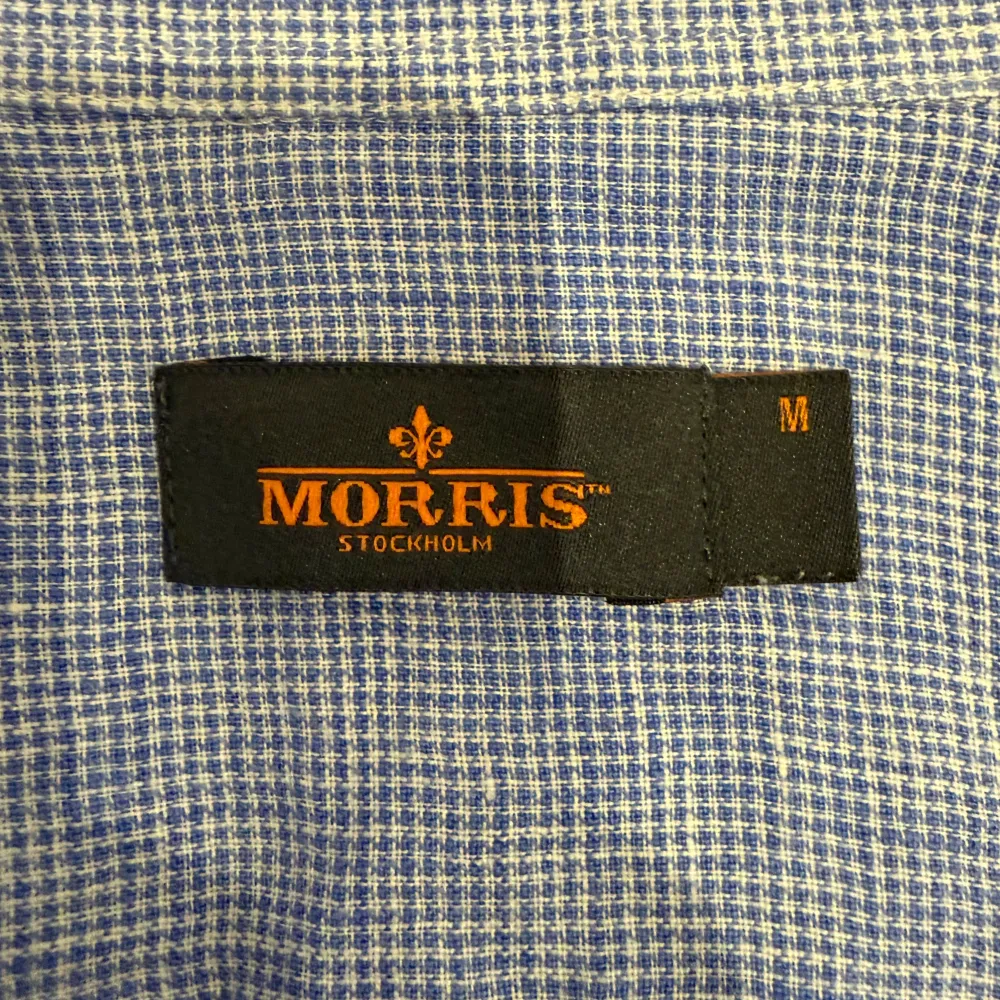 Blå skjorta från Morris || storlek M || skjortan är i bra skick || mitt pris 299kr || modellen på bilden är 170cm och väger 60kg || tveka inte på att höra av dig vid frågor eller funderingar . Paidat.
