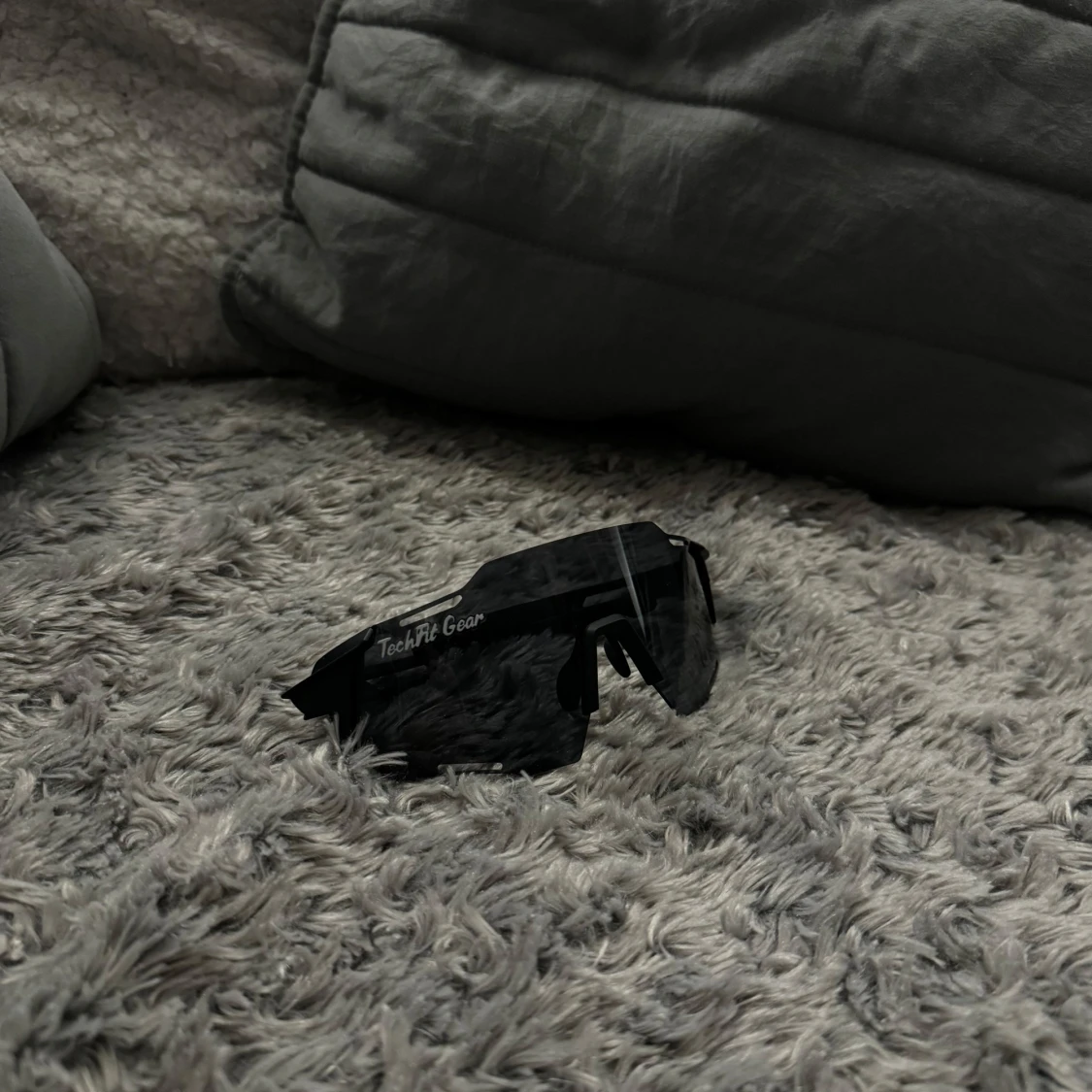 Svarta solglasögon från TechFit Gear