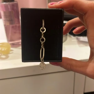 Jättefint örhänge från L8h - Nytt fint örhänge från L8h! Det är ett långt örhänge som hänger med en berlock som är en ailen! Orginal pris är 750kr men säljer för 450  då jag vill bli av med det!