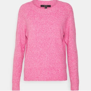 Rosa stickad tröja från Vero Moda - Säljer en söt rosa stickad tröja från Vero Moda. Tröjan har en rund halsringning och långa ärmar, perfekt för kyligare dagar. Den är mjuk och bekväm, idealisk för en avslappnad stil. Passar bra till jeans eller kjol för en trendig look. Använd fåtal gånger, lite nopprig på ärmarna men det är inget man tänker på. Priset kan diskuteras