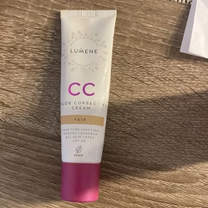 Lumene CC Color Correcting Cream Fair - Lumene CC Color Correcting Cream i nyansen Fair. Denna kräm jämnar ut hudtonen och ger medium täckning. Passar alla hudtyper och innehåller SPF 20. Förpackningen är 30 ml och produkten är vegansk.