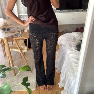Svarta spetsbyxor - Snygga svarta byxor i spets med ett elegant mönster. De har en tight passform och är högmidjade, vilket ger en smickrande siluett. Perfekta för en kväll ute eller en speciell tillställning.