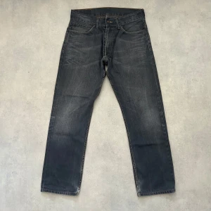 Grå jeansbyxor  - Snygga grå jeansbyxor från med klassisk femficksdesign och en rak passform. Väldigt bra material som håller och ser fina ut 