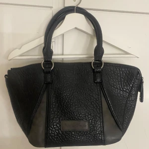 Väska - Svart väska från CIA Design drop 03!🤍