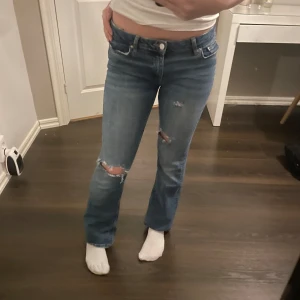 Blå jeans med slitningar - INTRESSEKOLL!!!! Snygga blå bootcut lågmidjade jeans med slitningar på knäna 💞💞