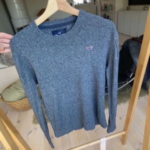 Grå stickad tröja från Hollister - Säljer en stilren grå stickad tröja från Hollister. Tröjan är i lätt att Styla och är i merinoull sparsamt använd  nu endast 149 kr det billiga priset är pågrund av ett litet hål se bild 4 hör av er vid minsta fundering!✅😀 mvh Ernstwarderobe🤝