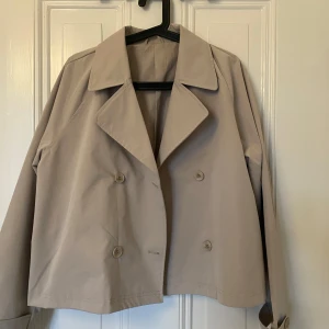 trenchcoat  - En begie trenchcoat i storlek S! Fint skick då den är använd max 5 gånger💓 Kom privat för fler bilder! Pris kan diskuteras😁