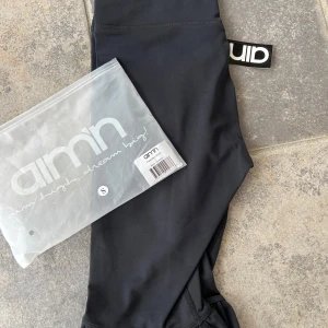Bikershorts från Aim'n - Snygga svarta shorts från Aim'n, perfekta för träning eller en avslappnad dag. De är tillverkade i ett stretchigt syntetmaterial som ger en tight passform. Leggingsen har en hög midja för extra komfort och stöd. Har annons med matchade topp till.