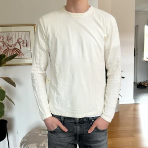 NN07 tröja - Säljer en stilren beige långärmad tröja från NN07. Tröjan är helt oanvänd, alltså 10/10 skick. Tröjan har en klassisk rund hals och är tillverkad i ett lätt material.                                                           Nypris 1800kr men säljer för 299