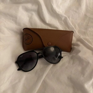 Svarta solglasögon från Ray-Ban - Snygga solglasögon från Ray-Ban. Helt nya, knappt använd, super bra skick. Skriv om du har några frågor. Ny pris runt 1200kr. Förhandling med priset vid snabb affär!😃🙌