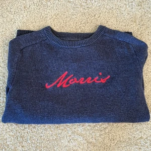 Blå tröja från Morris - Säljer en ass snygg och eftertraktad blå tröja från Morris som är jätte sällsynt och går knappt att få tag på längre, kan även gå ner i pris vid snabb och smidig affär🌟