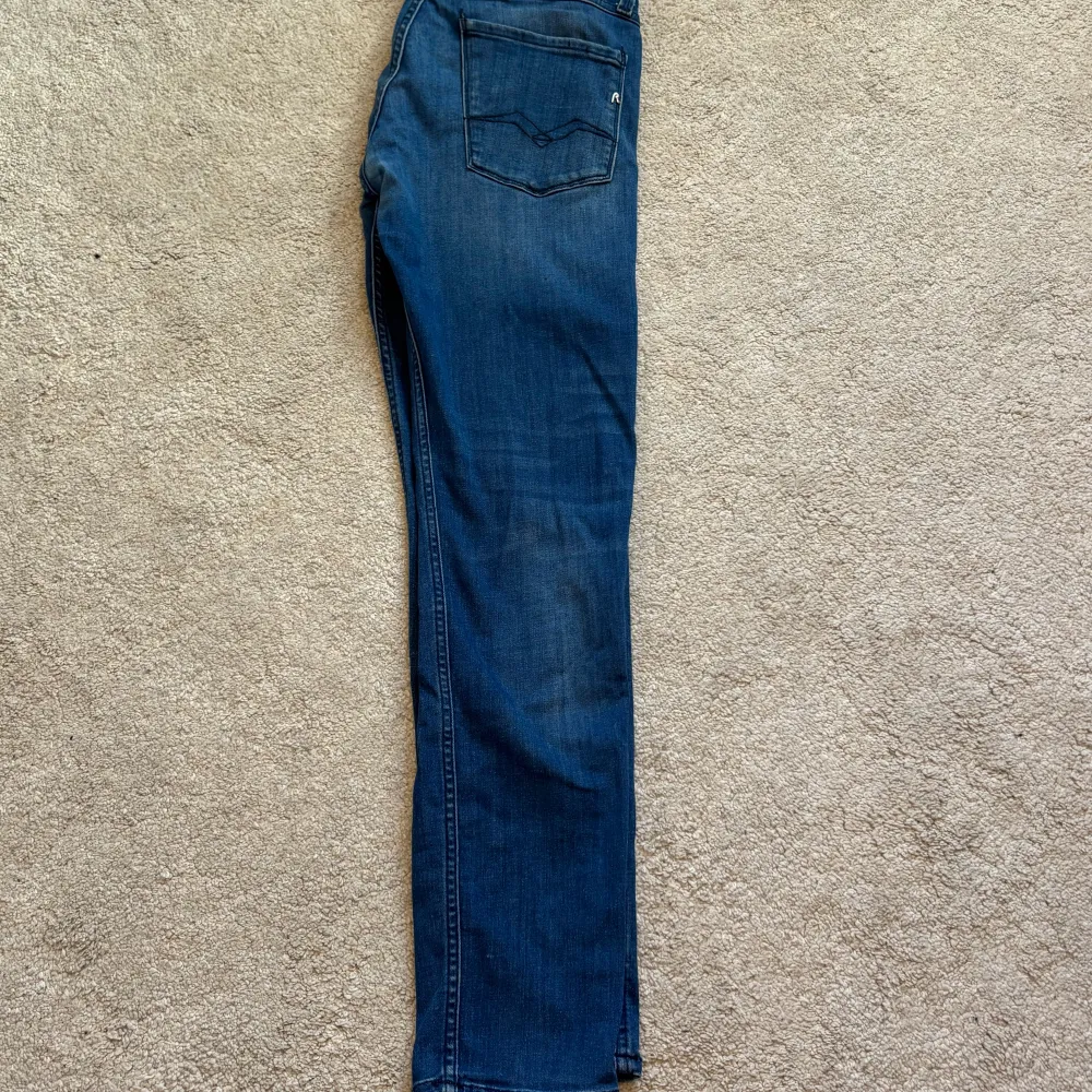 Snygga blå jeans från Replay, modell Anbass med slim fit. Dem har ett bra skick även fast dem använts ett tag. Storlek är 28/32. Bara att skriva vid frågor!. Farkut & Housut.