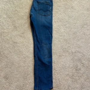 Blå jeans från Replay - Snygga blå jeans från Replay, modell Anbass med slim fit. Dem har ett bra skick även fast dem använts ett tag. Storlek är 28/32. Bara att skriva vid frågor!