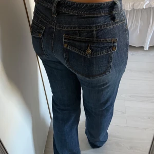 Mörkblå jeans - Snygga mörkblå jeans köpta secondhand 