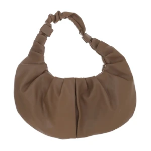 Väska från nelly - Fin väska från Nelly köpt på sellpy, säljer för att den inte används💕Måtten är bredd 44cm djup 2cm och höjd 21 cm.